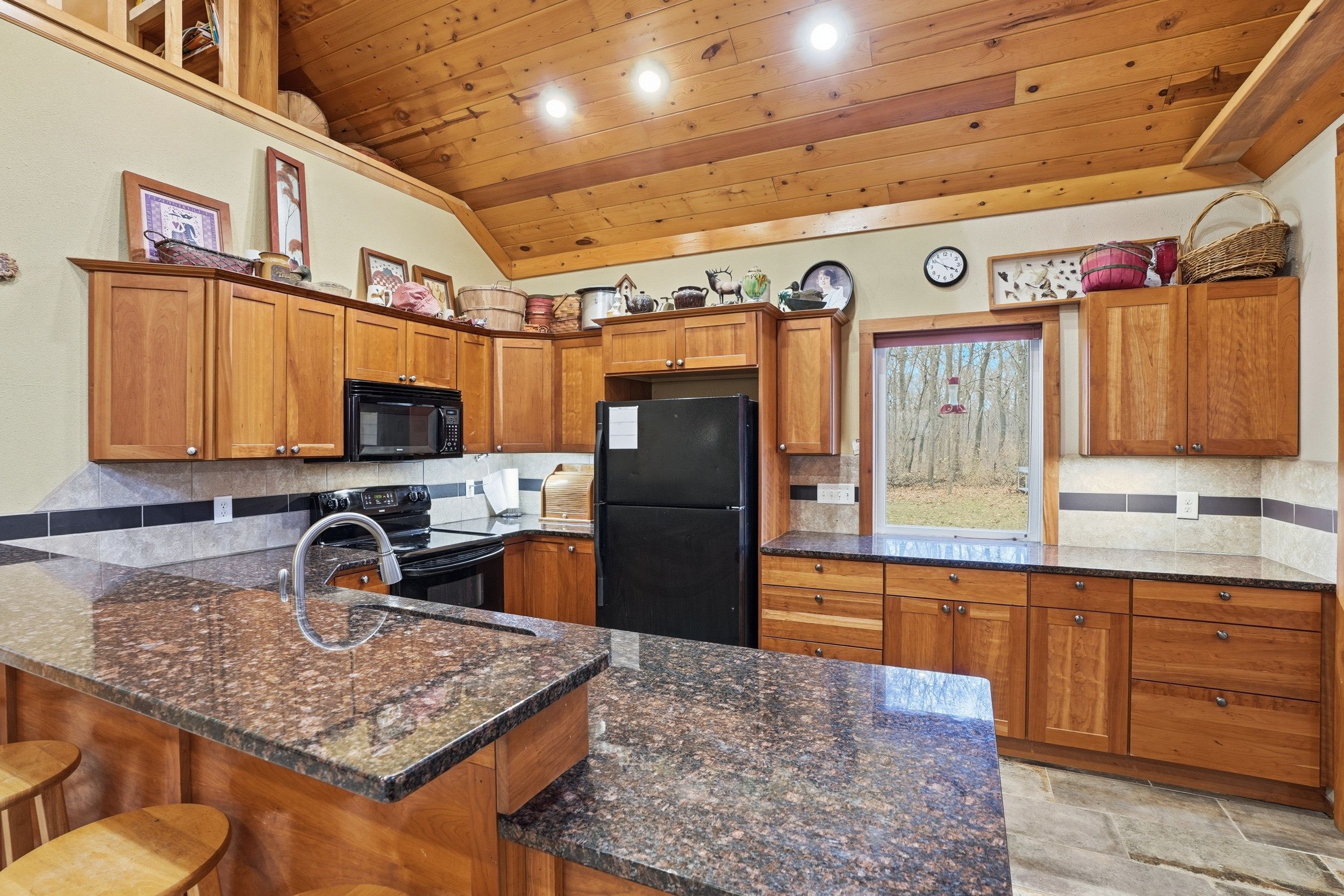 Listing Photo: 3300 Underwood Ave 0008-